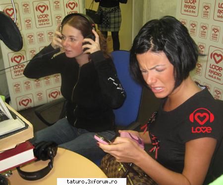 Poze amuzante - oare ce o fi vazut julia? - t.A.T.u.