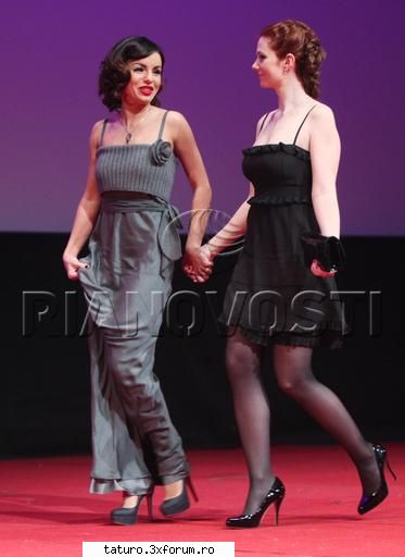 Tatu - cine mai gaseste sa posteze - t.A.T.u.